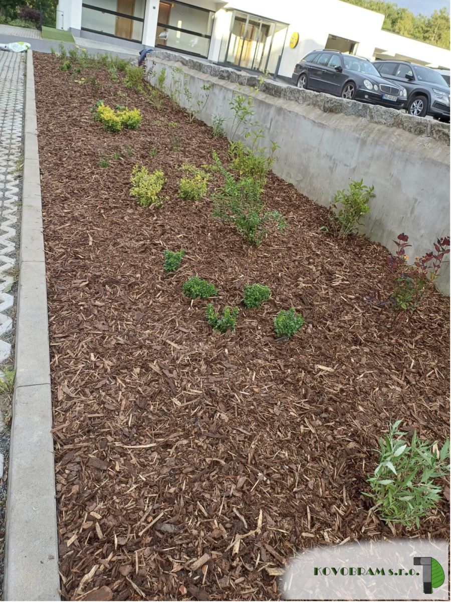 Záhon u parkoviště